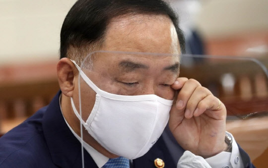 홍남기(사진) 경제부총리 겸 기획재정부 장관이 22일 열린 기획재정위원회의 국세청, 관세청, 조달청, 통계청 등에 대한 국정감사에 출석해 질의에 답변하며 눈을 만지고 있다. <연합뉴스>